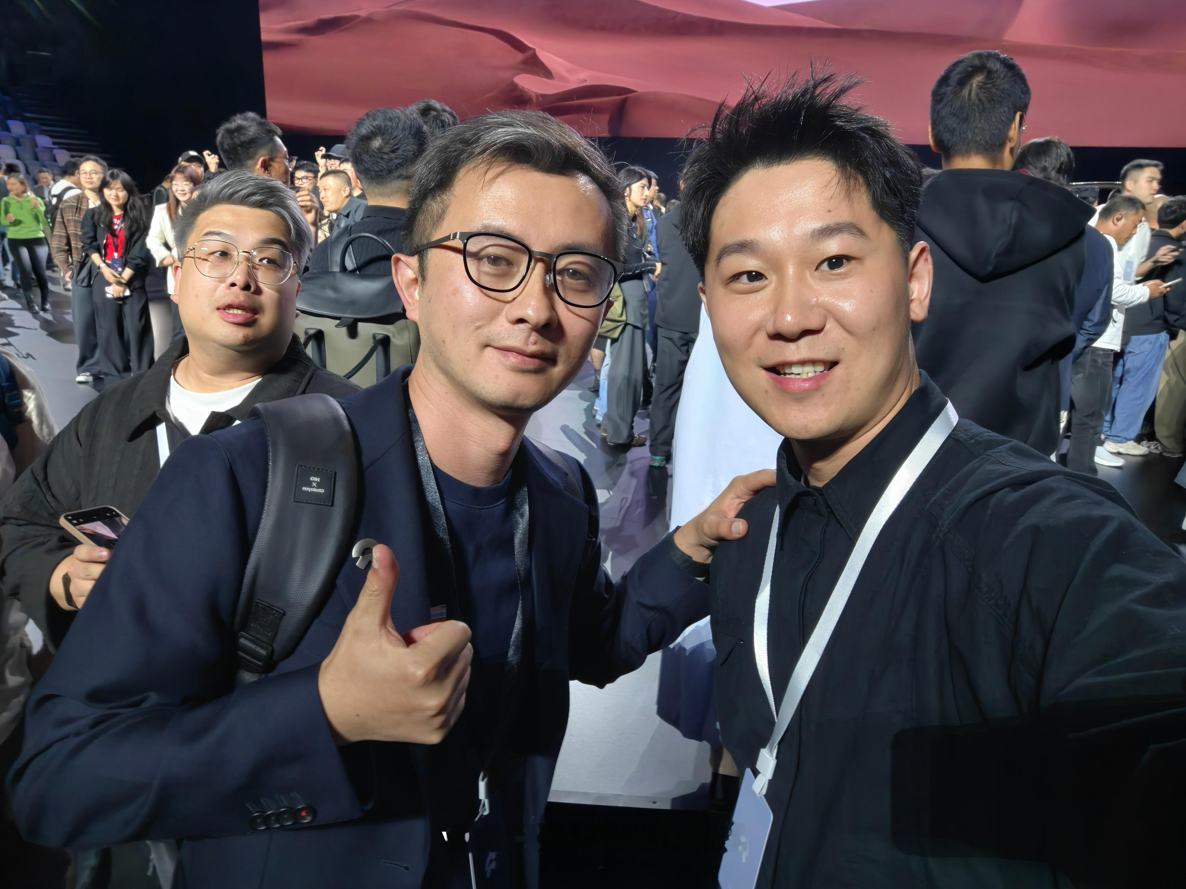 发布会结束找力洪和波哥合个影，我和波哥说保佑我早点提车