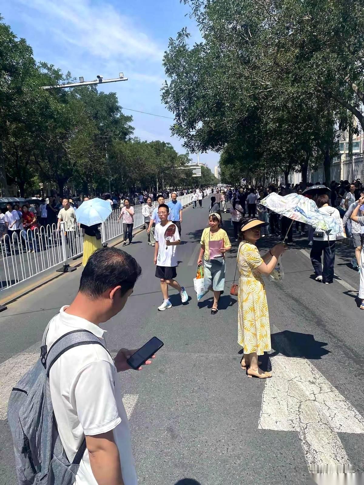 中午12点35分，兰州，气温30度。
一个中学考点外，空气都是烫的。警戒线拉着，