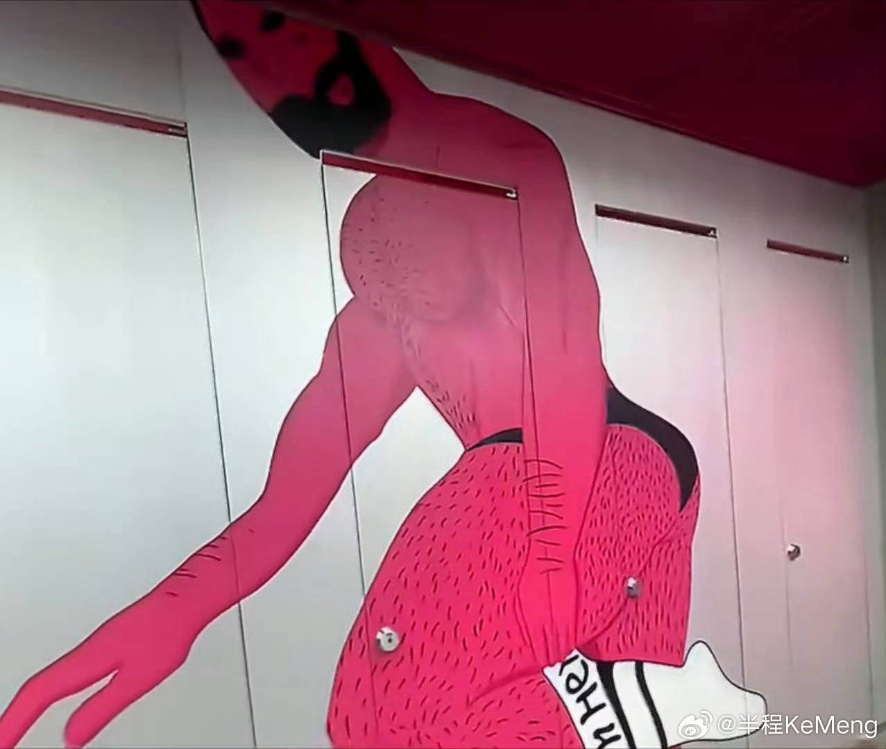 商场女厕内巨大男性壁画被指低俗！这商场为了博眼球、搞所谓的“潮流”，在女厕所里贴