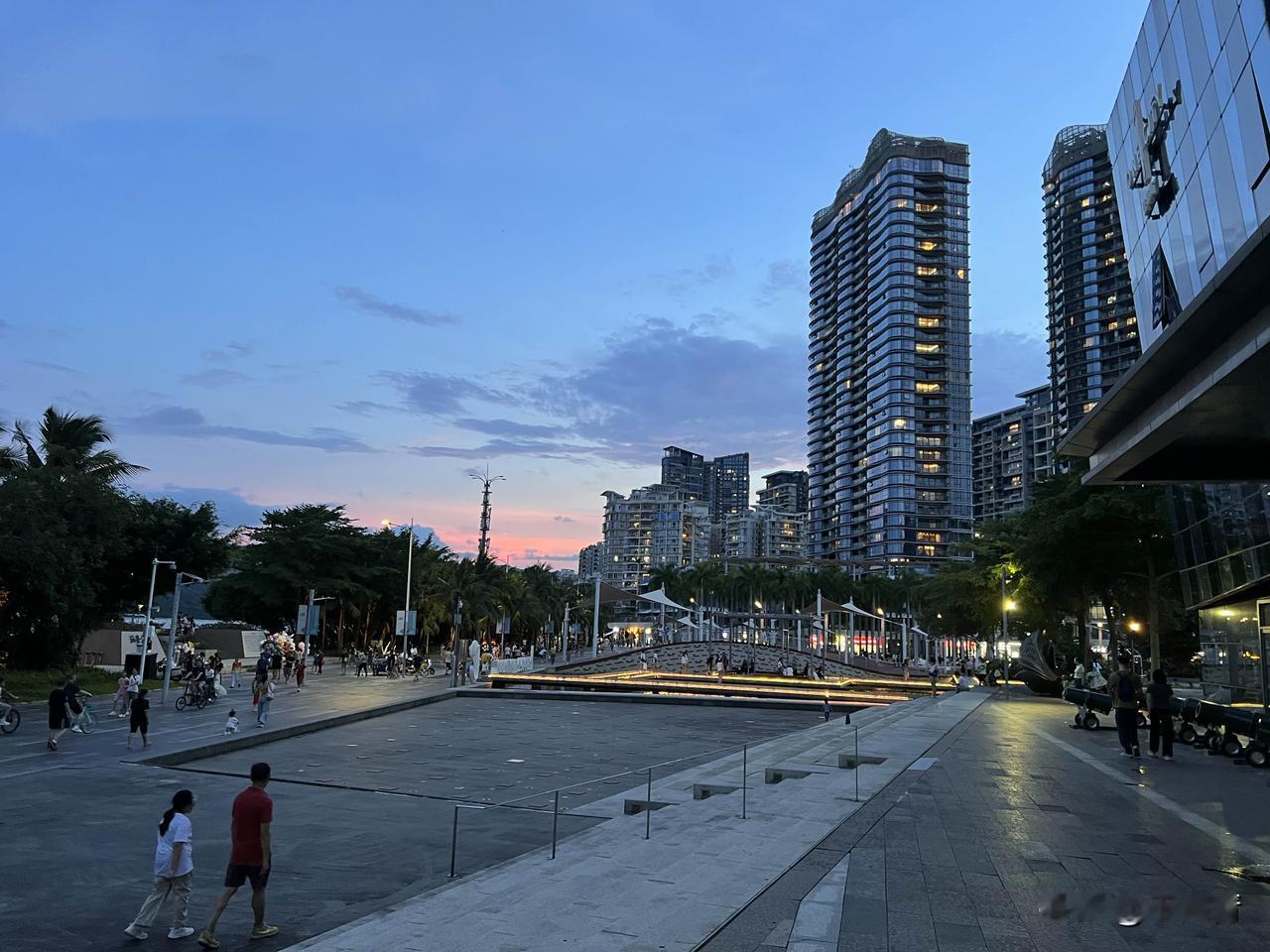 深圳这座城市最大特点就是年轻人多，而且城市特别干净，在高楼大厦的映衬之下显得非常