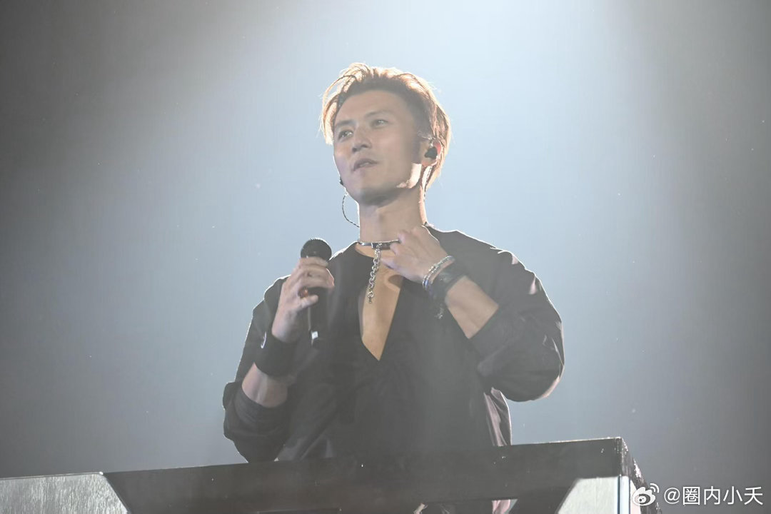 谢霆锋的屁股在发光谢霆锋：我本来想酷酷地开演唱会。裤子：不，你想发光。锋哥现场吐