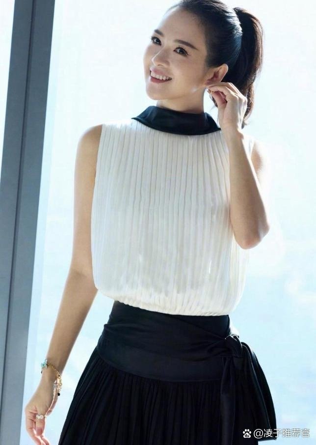 章子怡高马尾配无袖衫也太绝了，清爽利落元气十足，阳光少女感拉满，状态好到犯规～ 