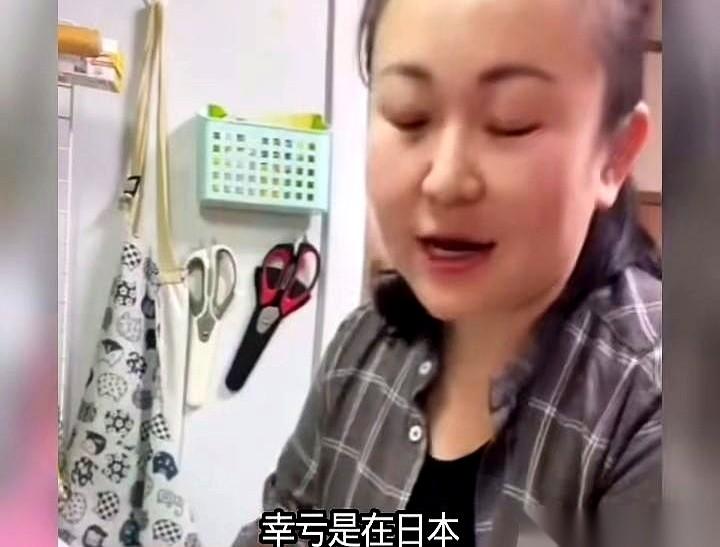 把初恋娶回家，结果呢？老杨嘴上说着有存款，身上却穿着别人不要的旧衣服。
孩子哇哇