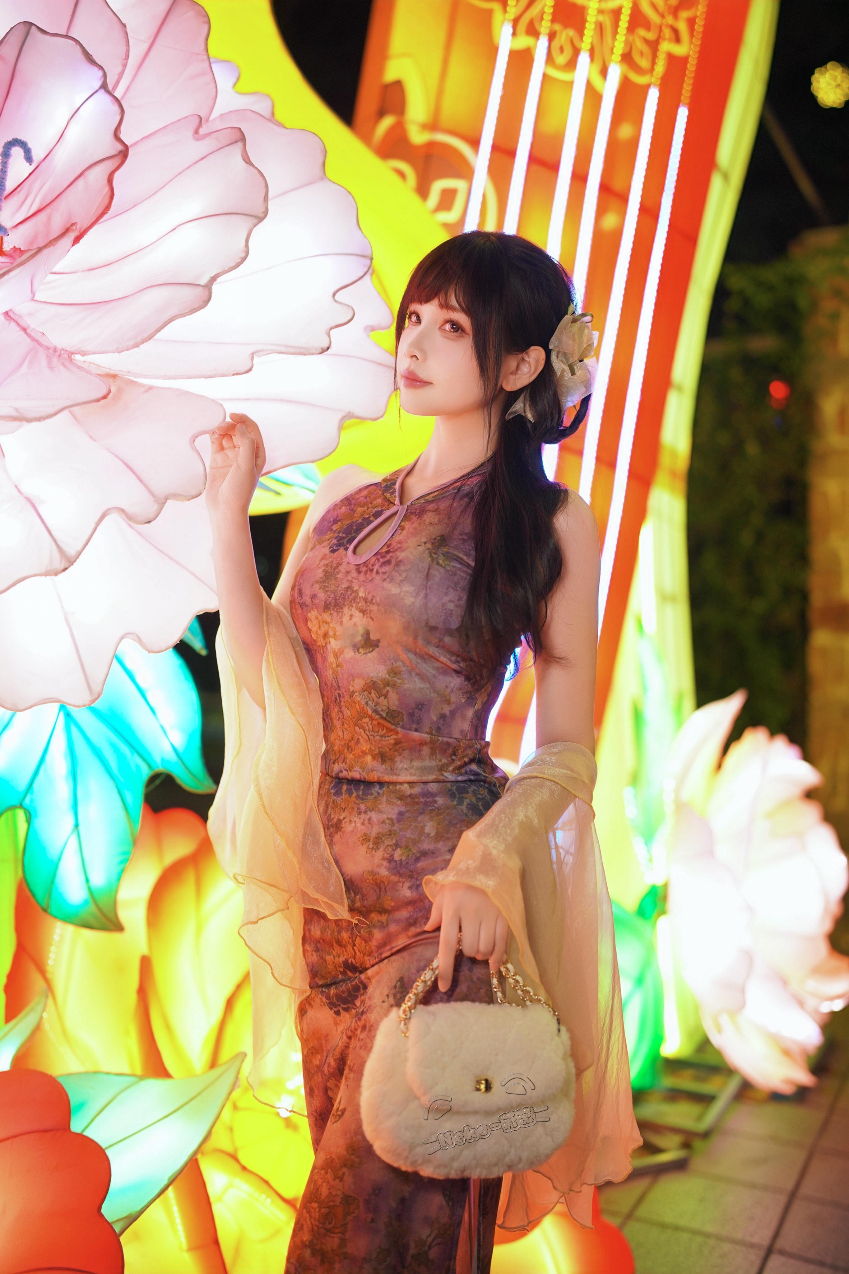 Neko_薇薇我和三坑的日常新年战袍  前几天晚上去新春灯会拍了几张照片～旗袍和