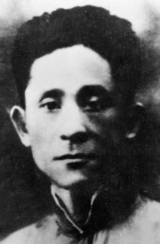 1923年军阀混战，车耀先头部中弹颅骨碎裂，战友误判他牺牲，扒走衣物埋进弹坑，一
