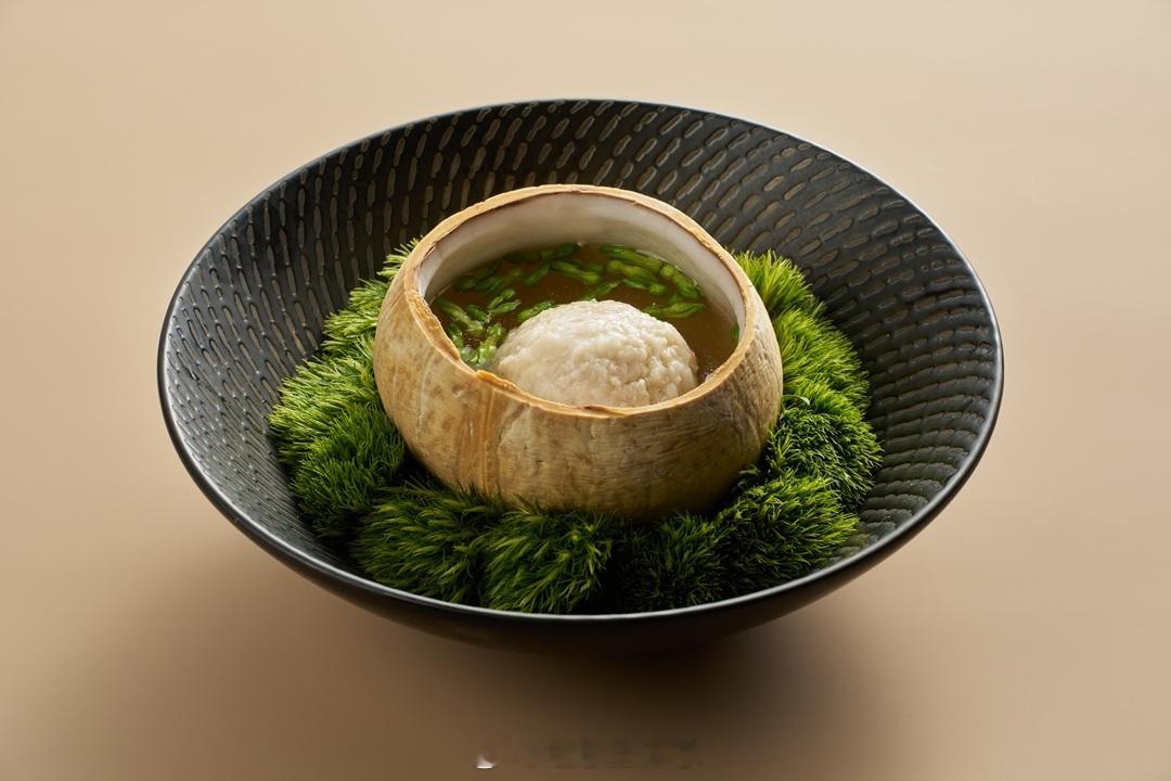 盛夏流光，登云端赴一席时令鲜宴。上海中心 J 酒店循「顺时而食」东方饮食哲思，集