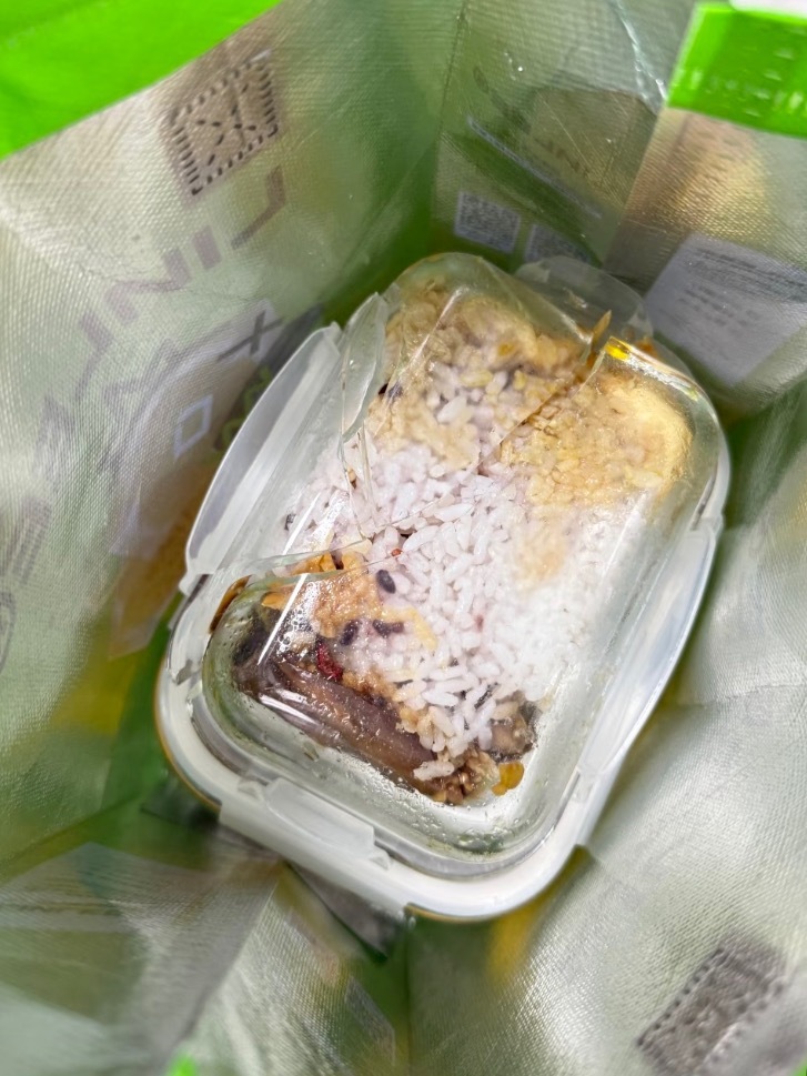 当你上班带饭但饭盒碎了时压垮打工人的最后一根稻草[苦涩]我的精神状态凉好我的幽默
