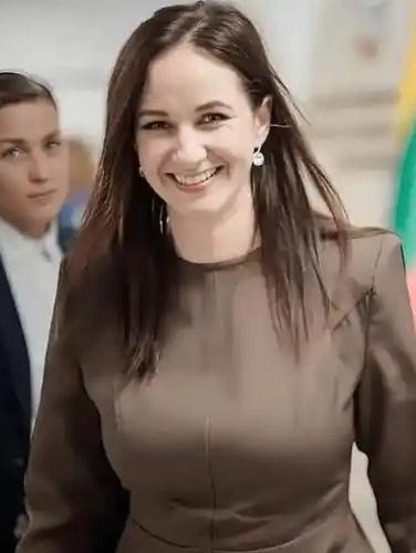 【立陶宛新总理鲁吉涅“认怂”】
        立陶宛新总理鲁吉涅立陶宛新总理鲁