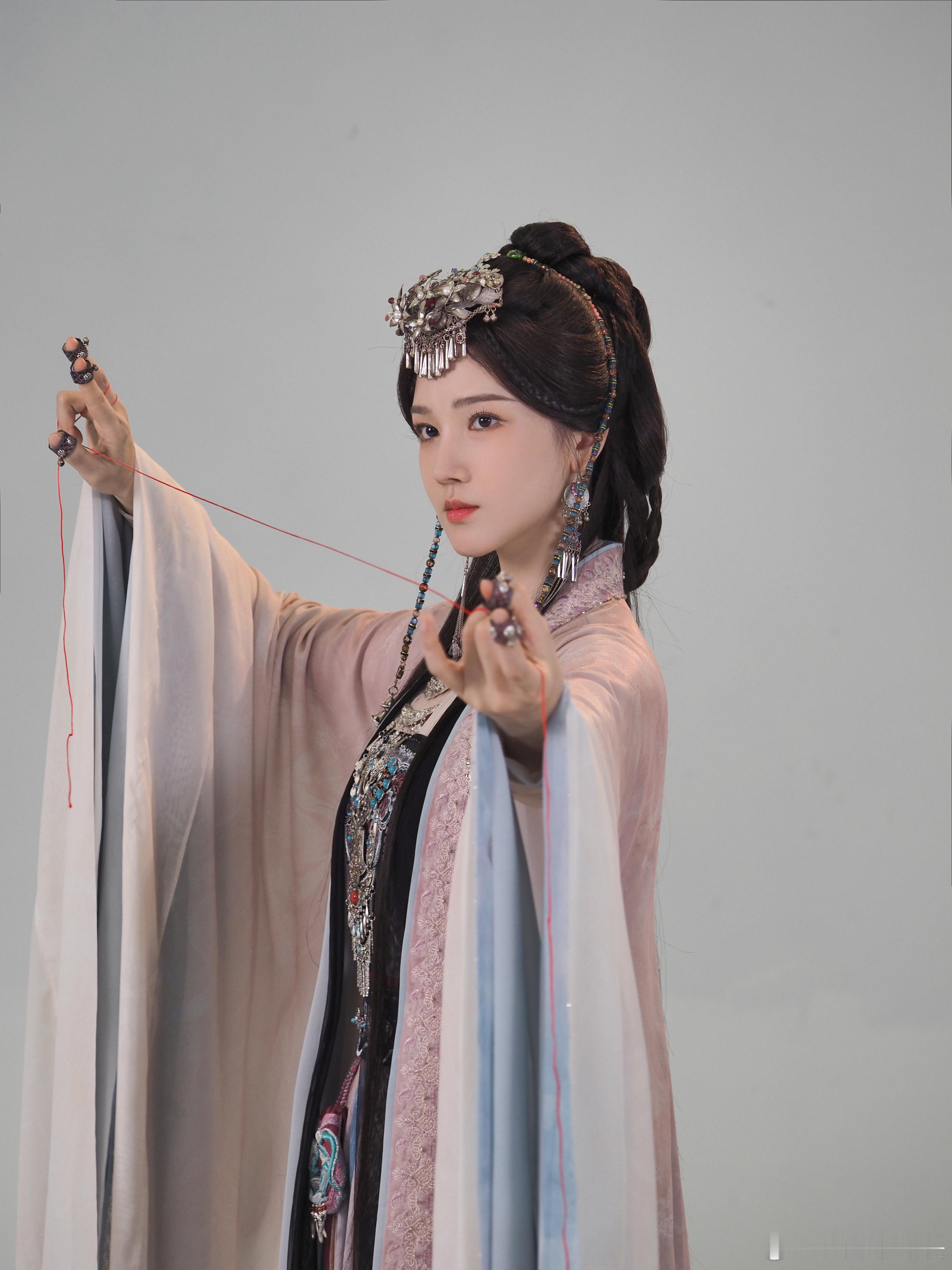 陈小纭新剧造型梦回缇兰 新剧里的造型，陈小纭的古装，延续缇兰的美，又有新诠释。 