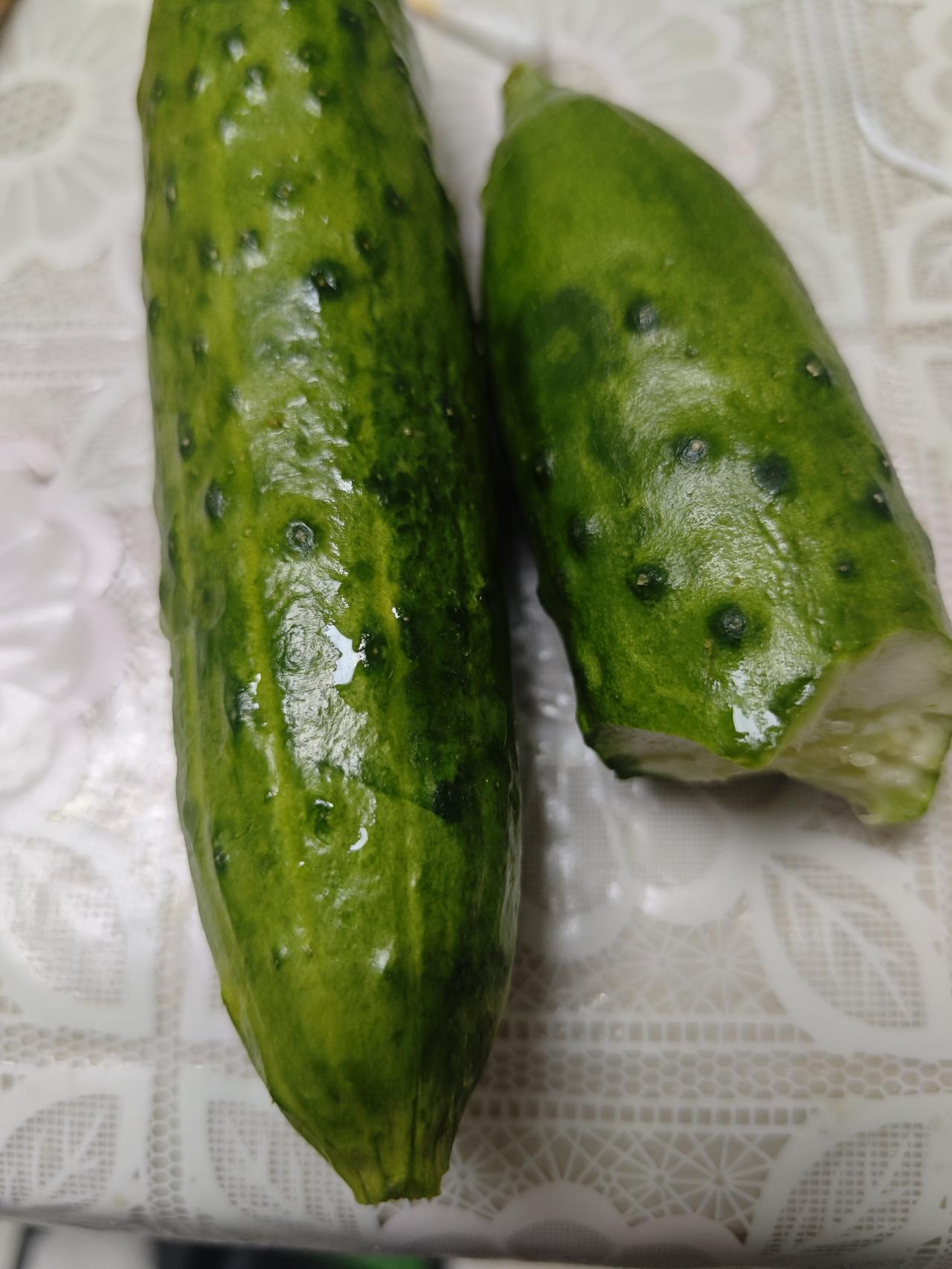 我怎么也不敢相信这是黄瓜吗？怎么一点黄瓜的味道边沒有！
       记得儿时和