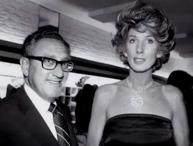 毛主席一句玩笑，压得美国人没脾气

1975年秋天，基辛格带着新婚老婆南希来中国