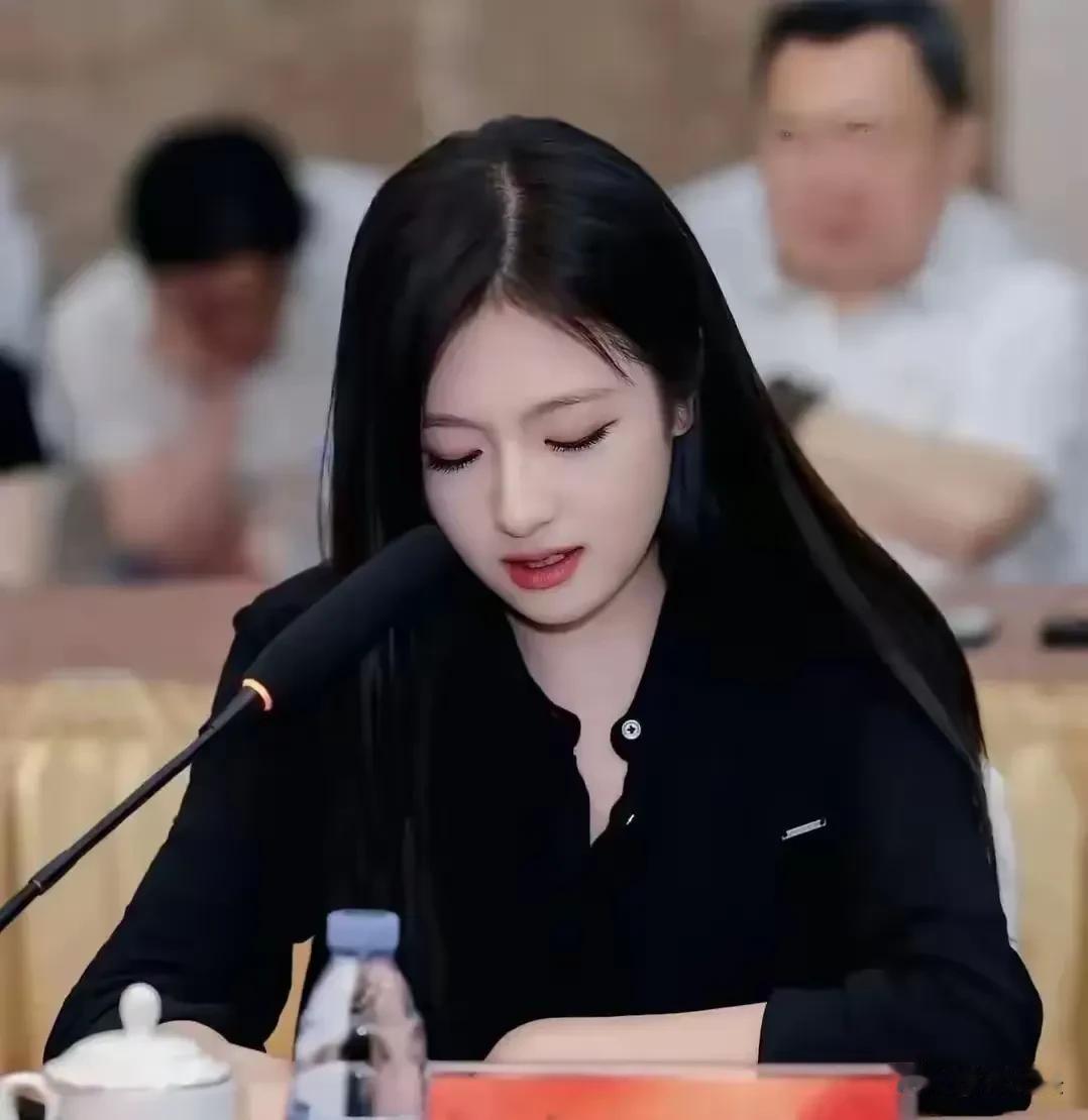 体制内还能有这个颜值绝对是无敌了。