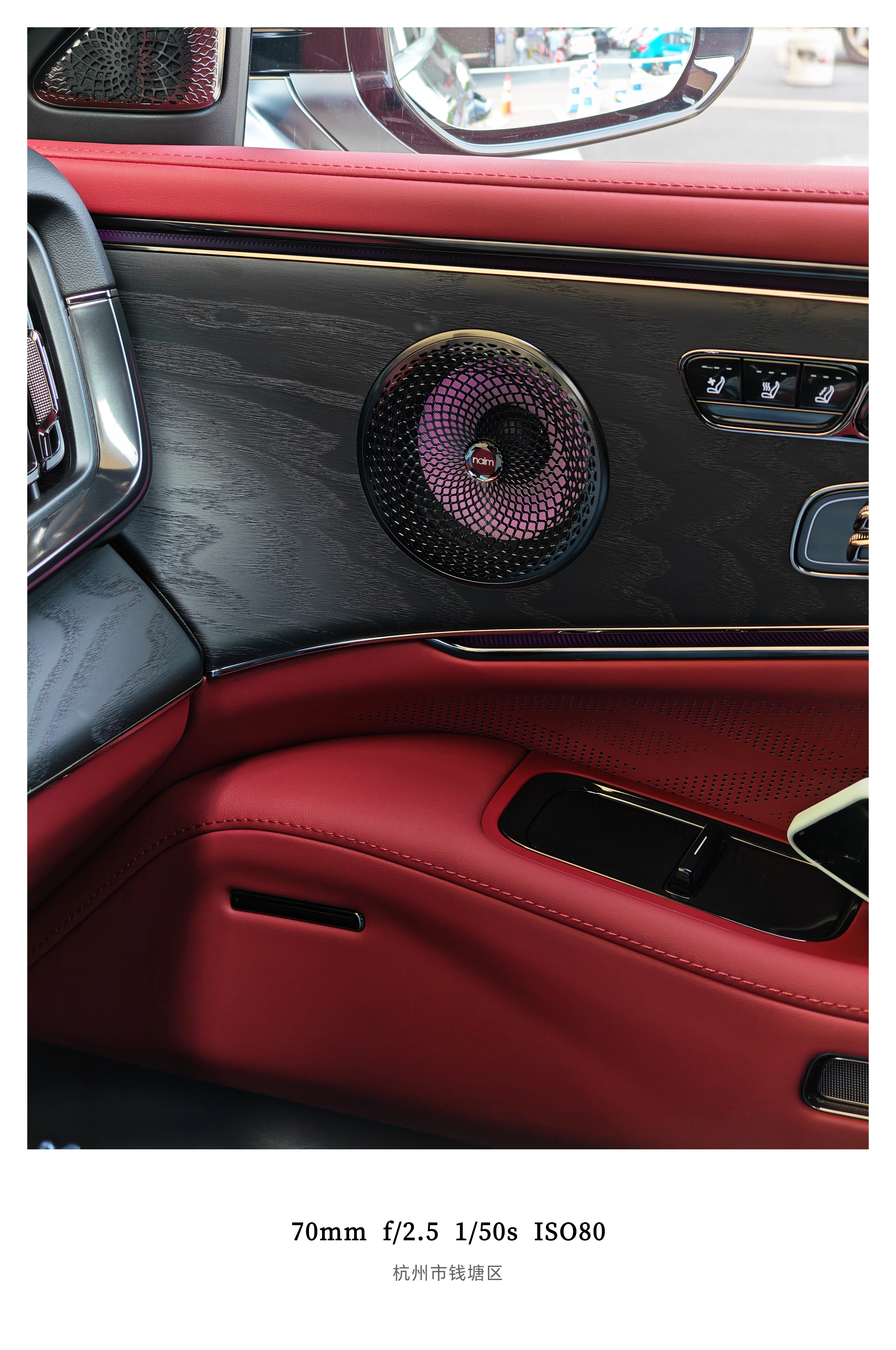 极氪8X这个红内饰选得太对了越看越喜欢，提车之后立马来上牌顺便加点神秘液体，跑个