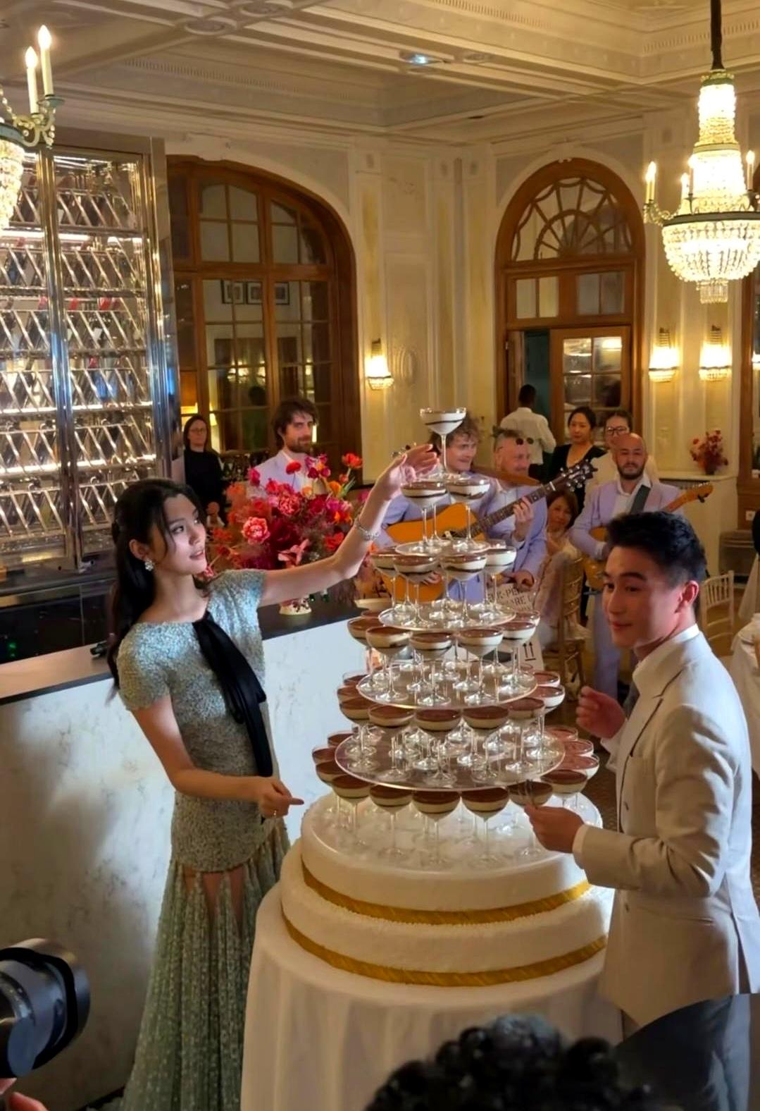 奚梦瑶和何猷君在法国办婚礼，现场宾客名单一出来，果然又把大家的目光吸走了。
别看