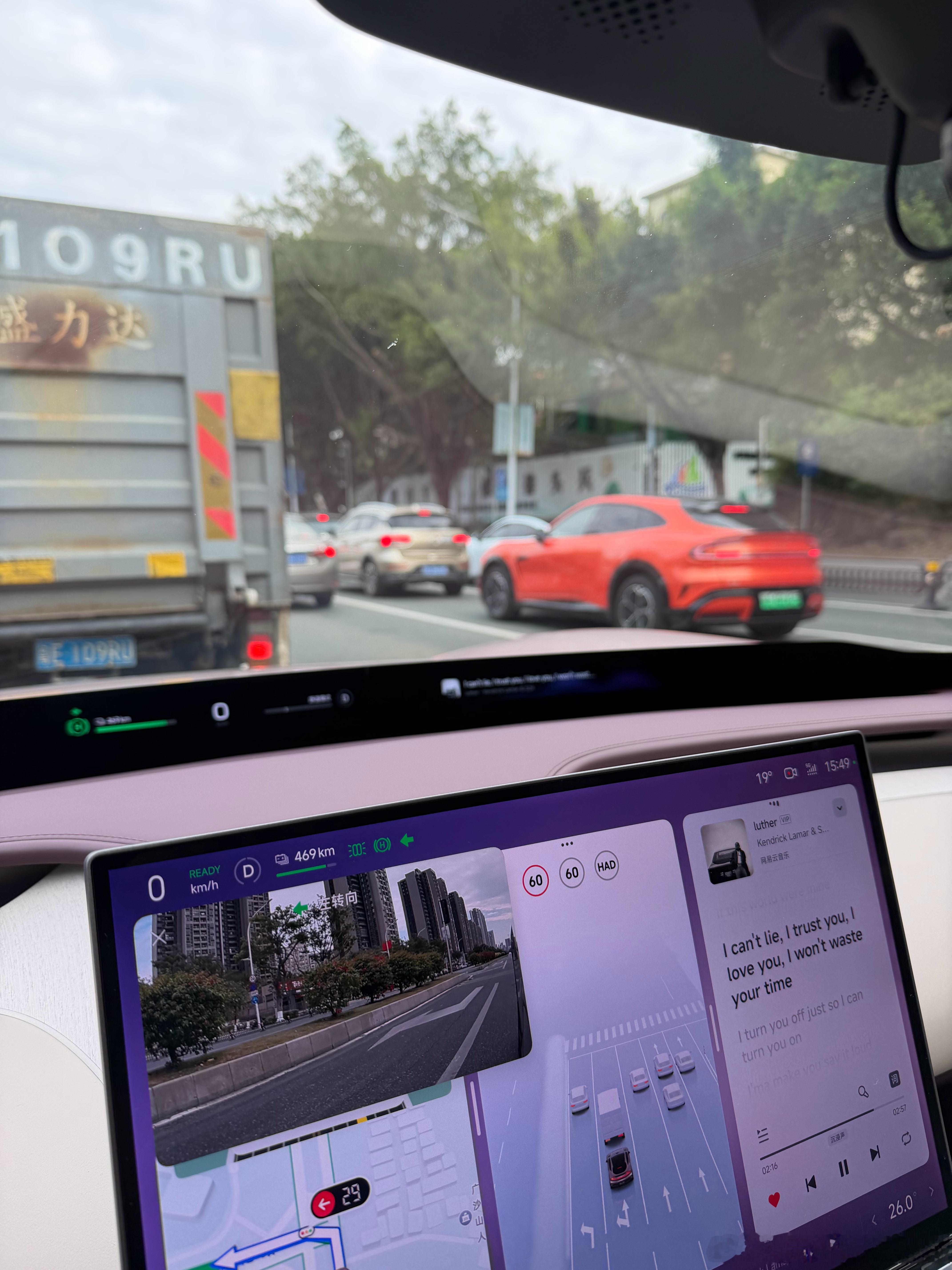 不要在车里放小玩偶了我车里非常干净前档什么都没放。脚垫是原厂的没加装，头枕腰靠都