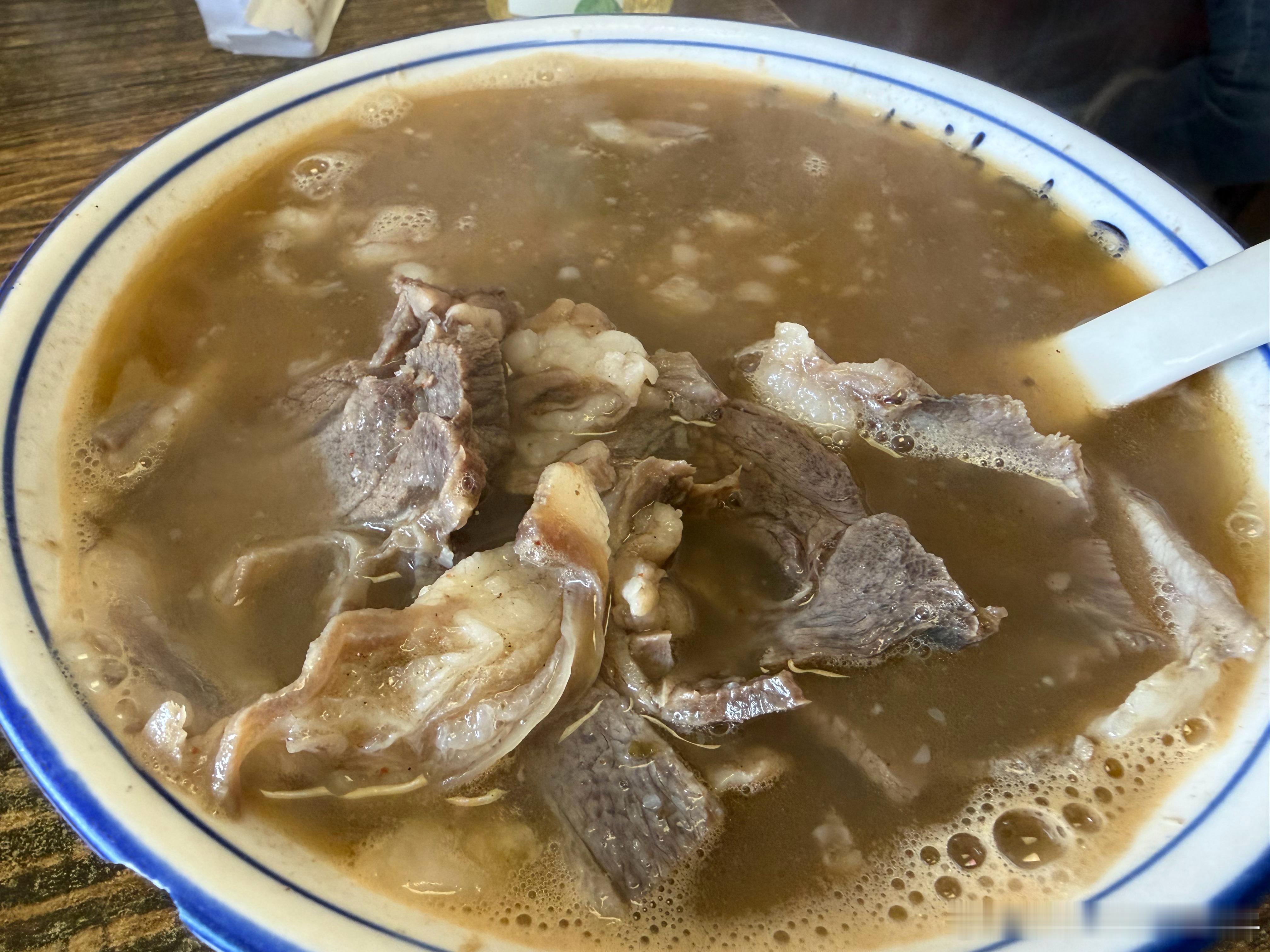 三人吃了六碗羊杂汤我一人吃了三碗，一个烧饼真带劲啊！老孟羊杂！单独跑一趟合适！ 