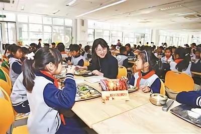 让餐饮公司承包学校食堂实不可取！
餐饮公司以盈利为目的，绝不可能保本经营，自然是
