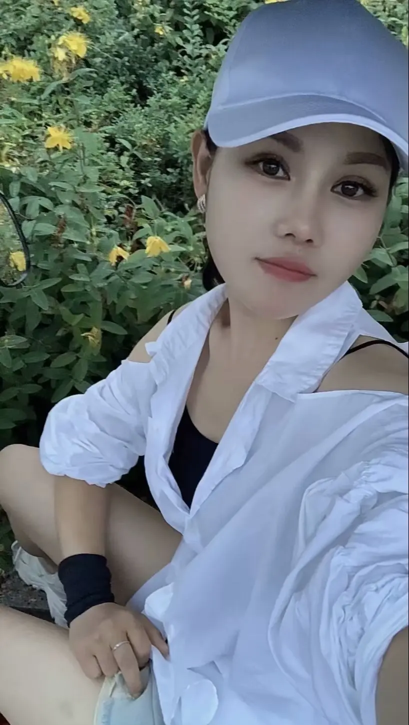 我们没有离婚，他外地打工，我留守陪读，我们不聊天，有事说一下，没事不关...
