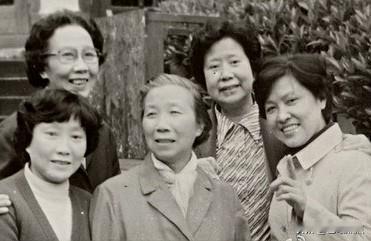 5位越剧前辈早期的合影，有张云霞、金采风、袁雪芬、戚雅仙，中间C位的白发老者是谁