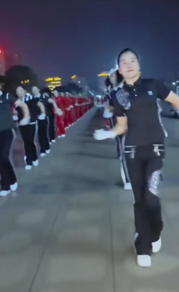 一大早刷到这群人跳舞，真的吓了一跳。这应该是目前最红的舞，经常刷到全国各地都在跳