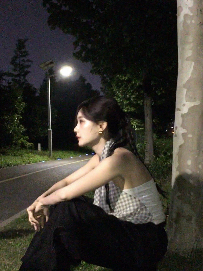 李一桐挂脖格子抹胸李一桐九格live 李一桐九格live，李一桐挂脖格子抹胸，谁