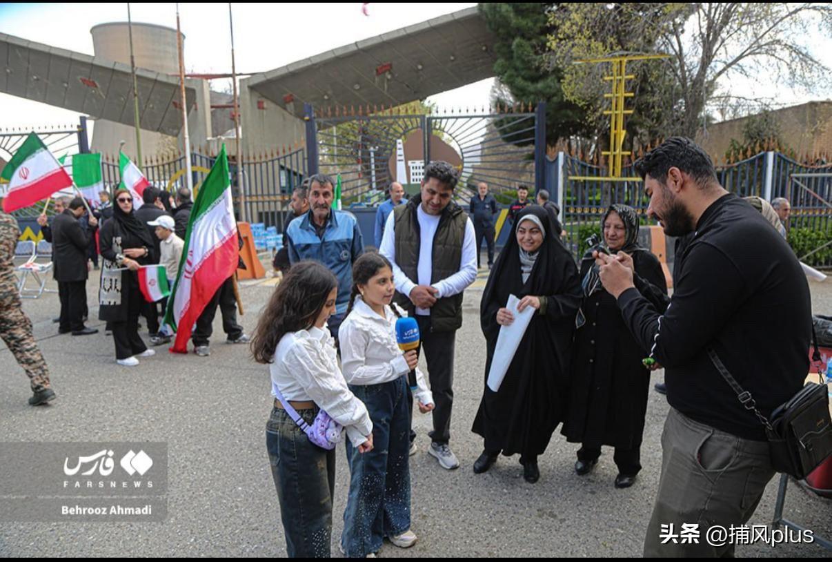 伊朗人在发电厂外面站成一个长队，建起血肉长墙，里面有很多妇女和儿童，也有一些青壮