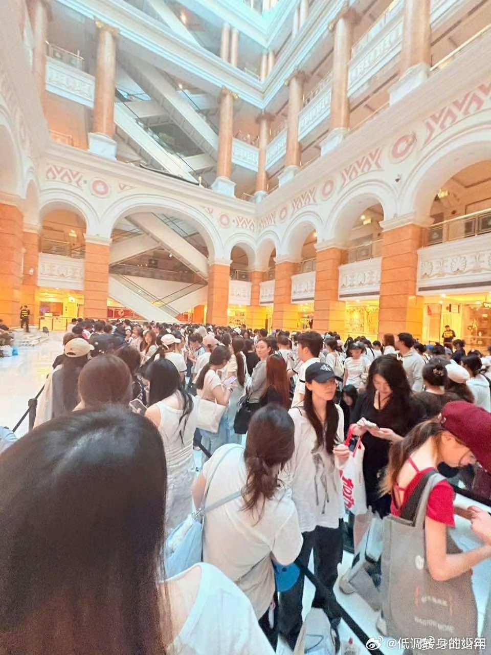 张凌赫gucci品牌大使双线品牌大使线下活动，这人气太火了🔥大爆生现场人气巨高