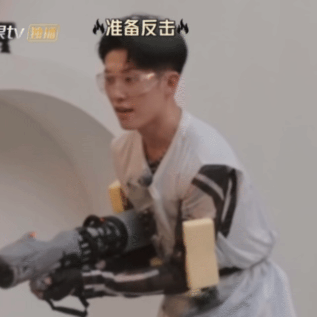 #雅打水仗湿身#雅，像极了又菜又爱玩的我，看起来一通忙活直接白忙活，反而自己从上