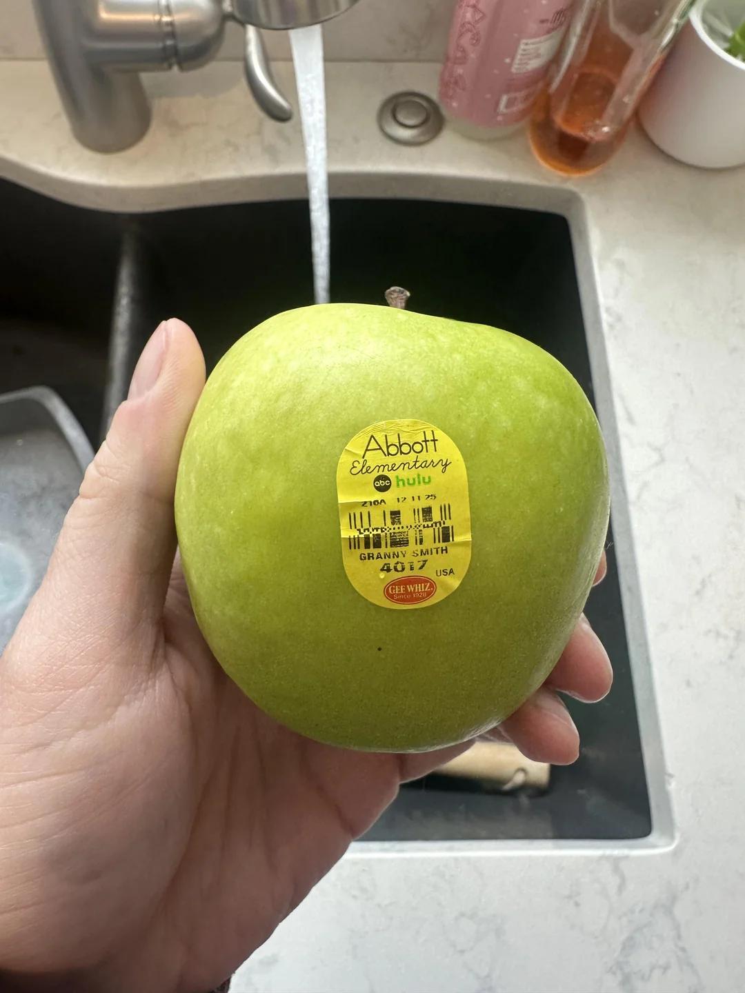 你能想象广告商连苹果都不放过吗?是能投放广告的地方都会投放广告。