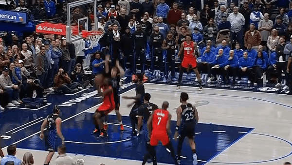 卡佩拉篮下连续前场篮板点进，弹速还是够快



卡佩拉面对独行侠首发登场，没有了