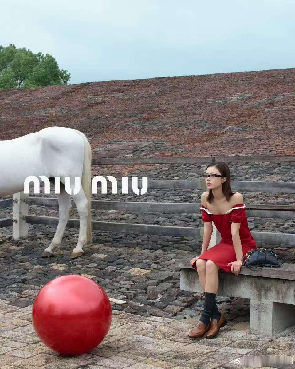 赵今麦马年大片赵今麦MiuMiu大片赵今麦马年大片，哇塞，好看好看 