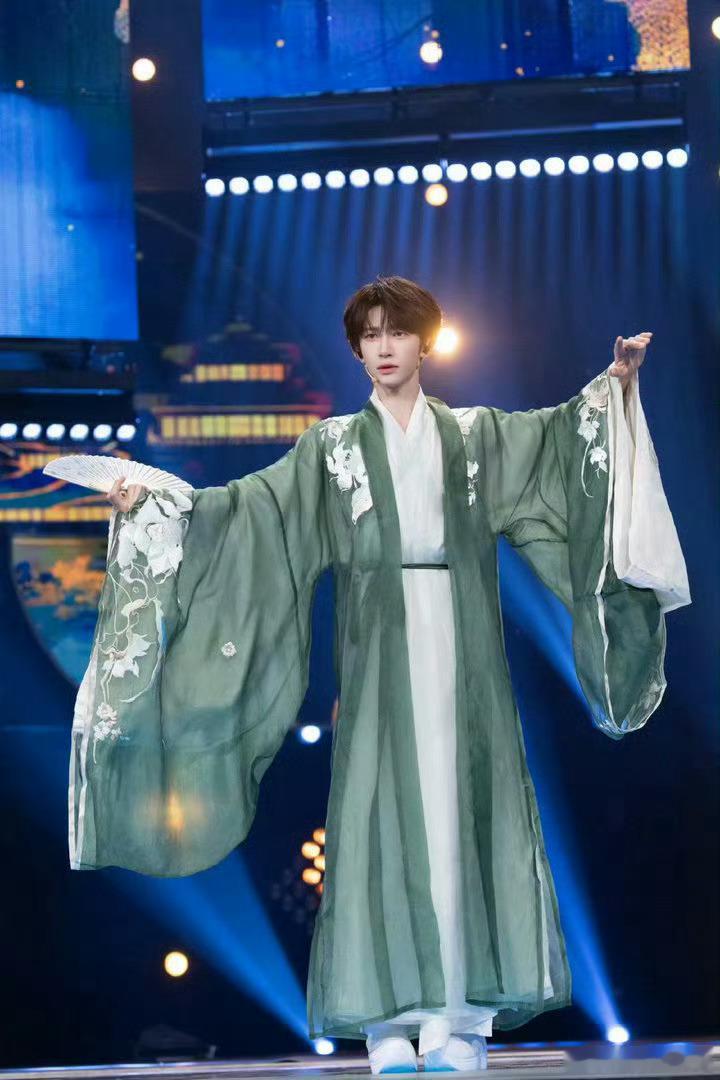 🪄刘宇说一年365天300天都要化妆艺笔封神化妆师撑起刘宇舞台造型，少年懂得感