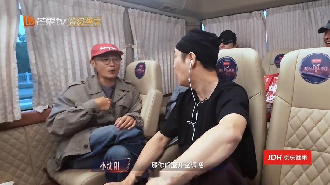 余文乐郭晓东一个像夏天一个像冬天郭晓东老辈子的保暖方式余文乐随性大方，认真倾听郭