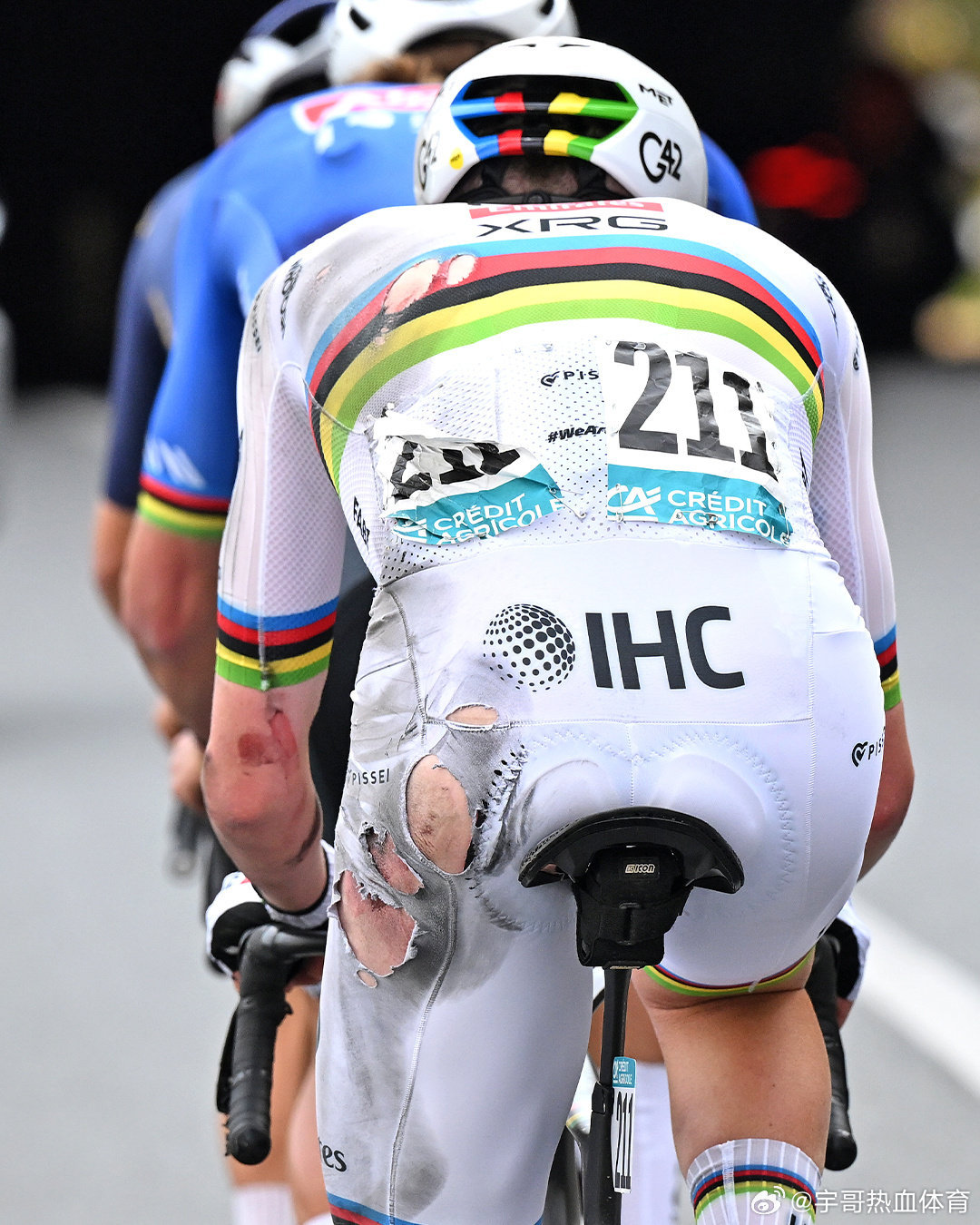 波加查夺冠牛掰掰！自行车摔车，擦伤，骑行服摔烂，最后仍能逆转夺冠，太励志了！ 