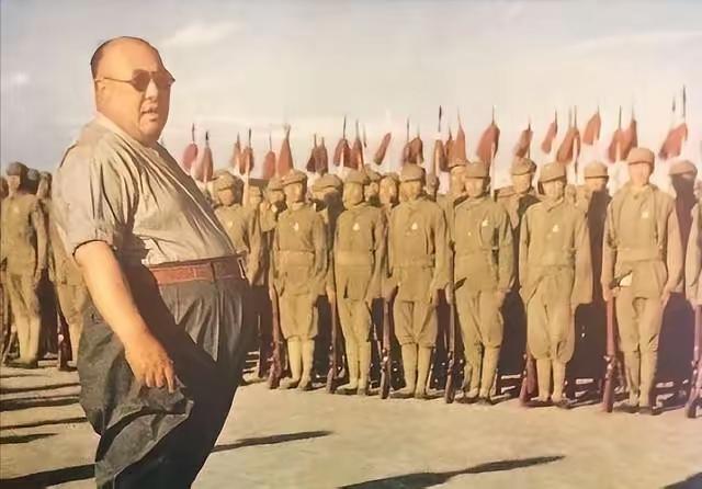 1956年，逃到美国后的马鸿逵，挺着腐败的大肚子，享受着小姨太给他做的奶酪，主政