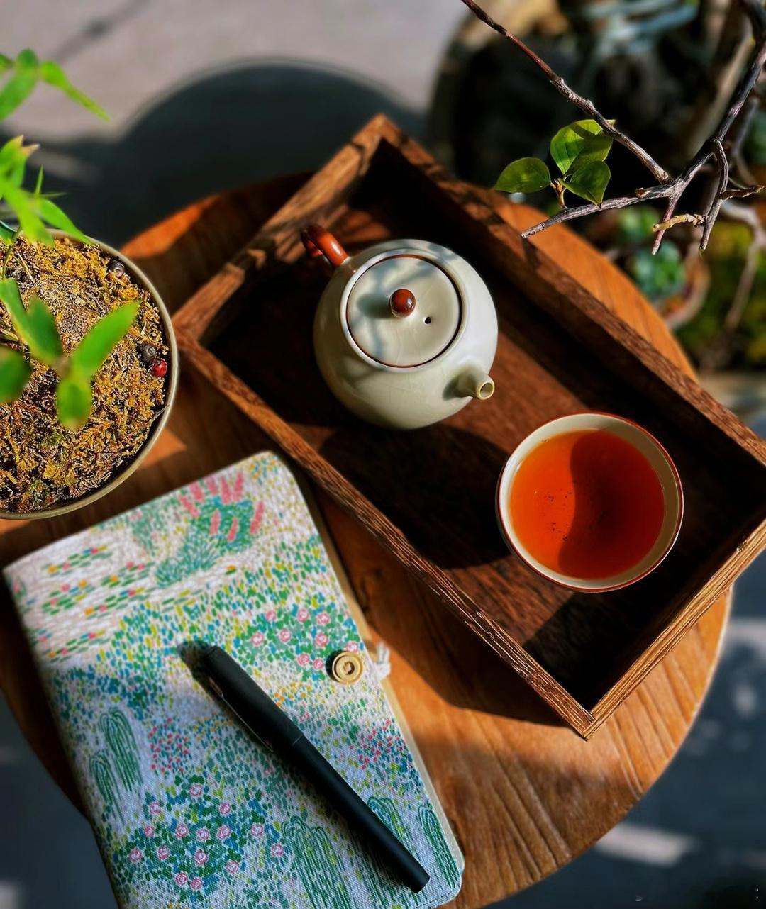一个女生想提升阶层，变好，变有钱，光努力不够。首先你要超越原生家庭也就是你父母给