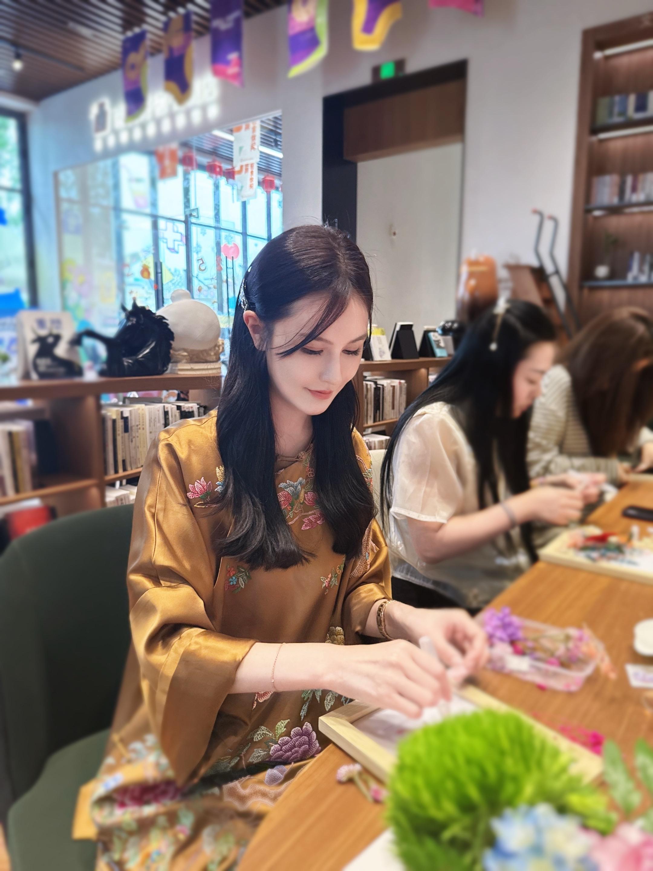 “去养精神世界的山水 此心安处 自生万千虹”