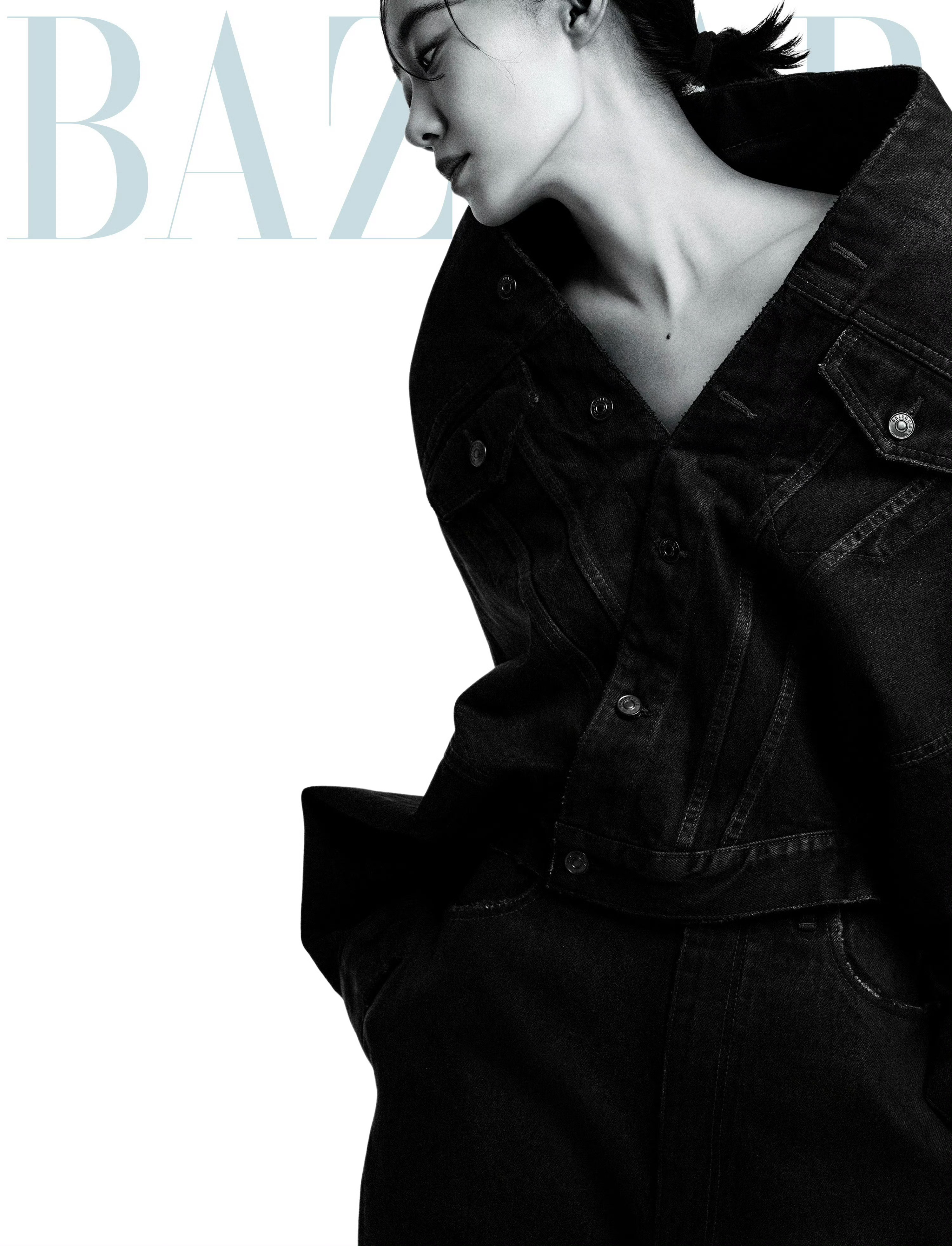 张小斐率登封时尚芭莎 Harper’s Bazaar八月刊封面预告曝光，率先拉开