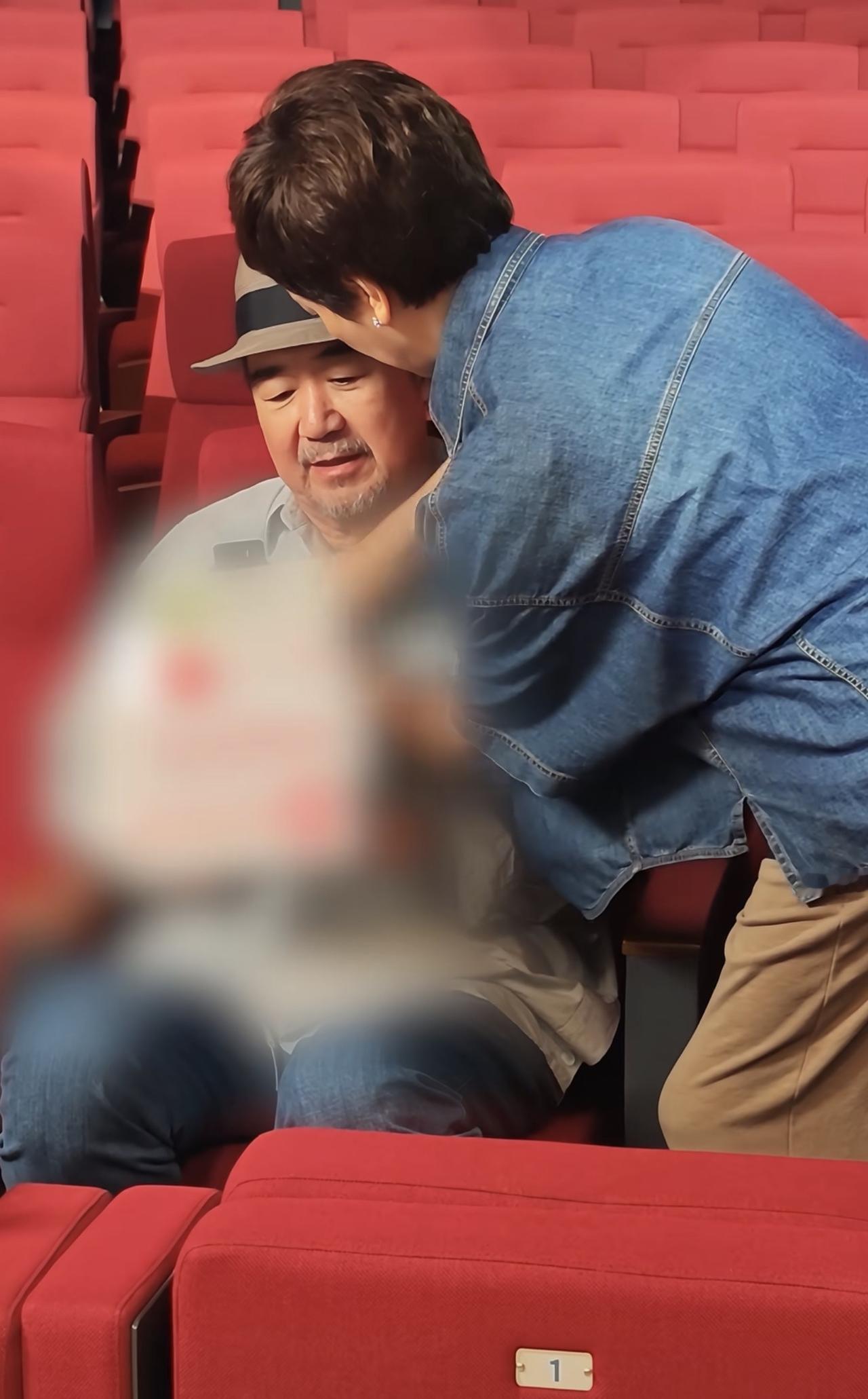 张国立夫妇现身深圳参加活动，68岁邓婕给71岁张国立系扣子，很在意老公的公众形象