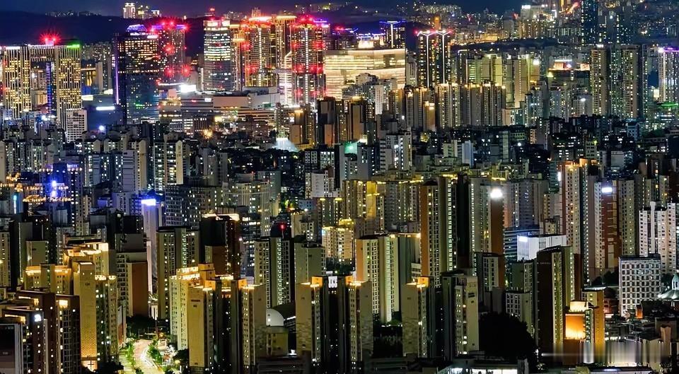 再看成吉思汗的“游牧生活”逻辑。

骑兵睡帐篷，打下江山，就走人，
从未大兴土木