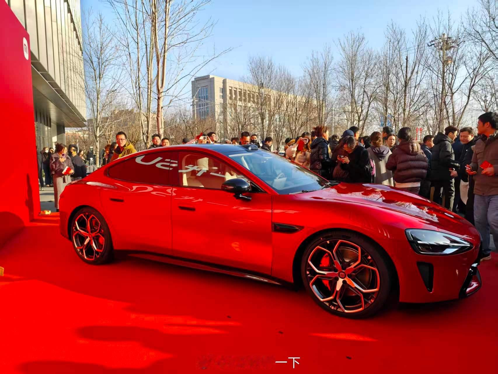 新一代小米新SU7赤霞红好看啊，这个色彩饱和度超高啊，一般人不一定hold住哈哈