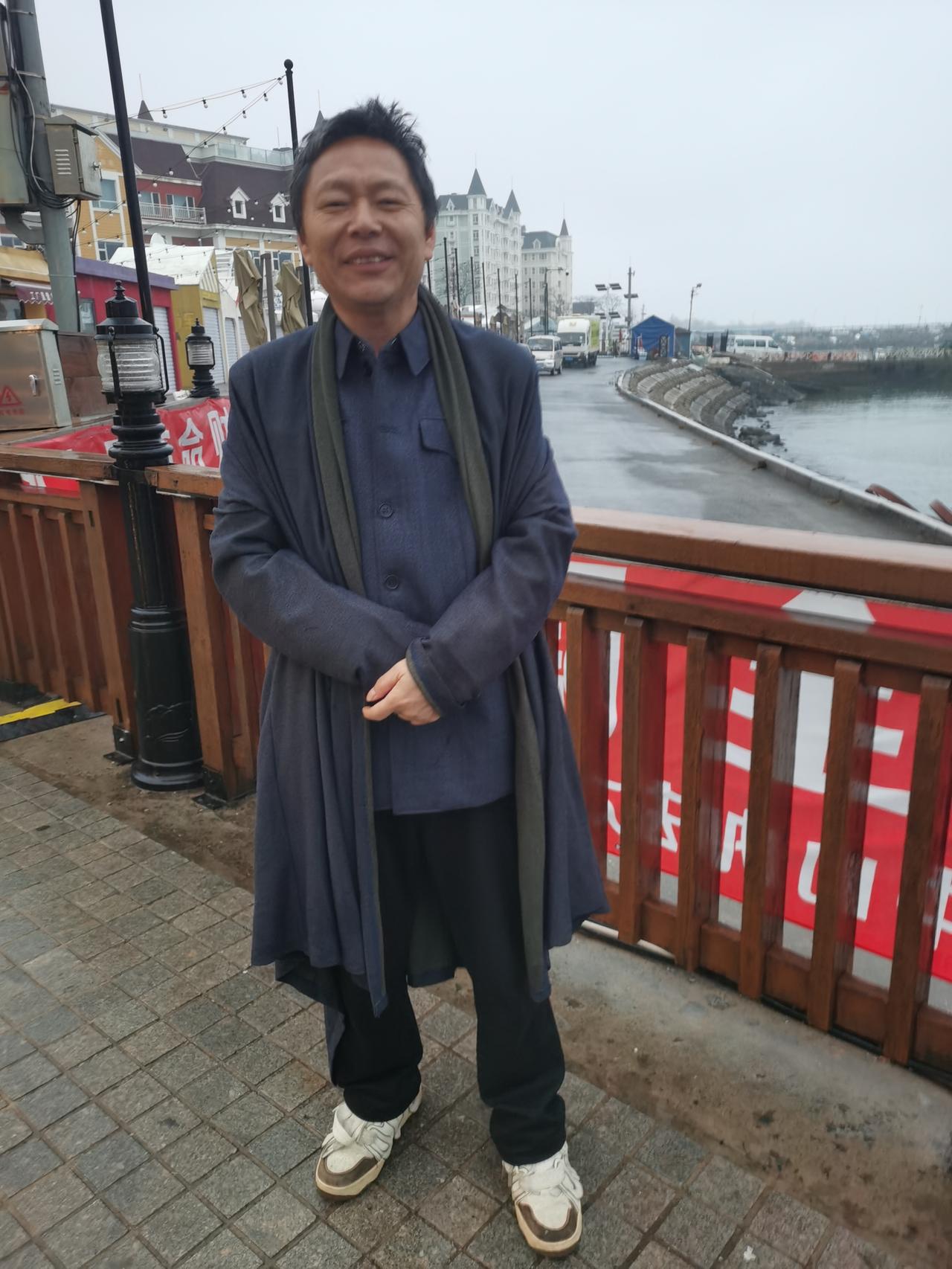 这地方建得太逼真了！眼前是浓郁的俄罗斯风情建筑，红墙尖顶，带着浓浓的异域感；转身