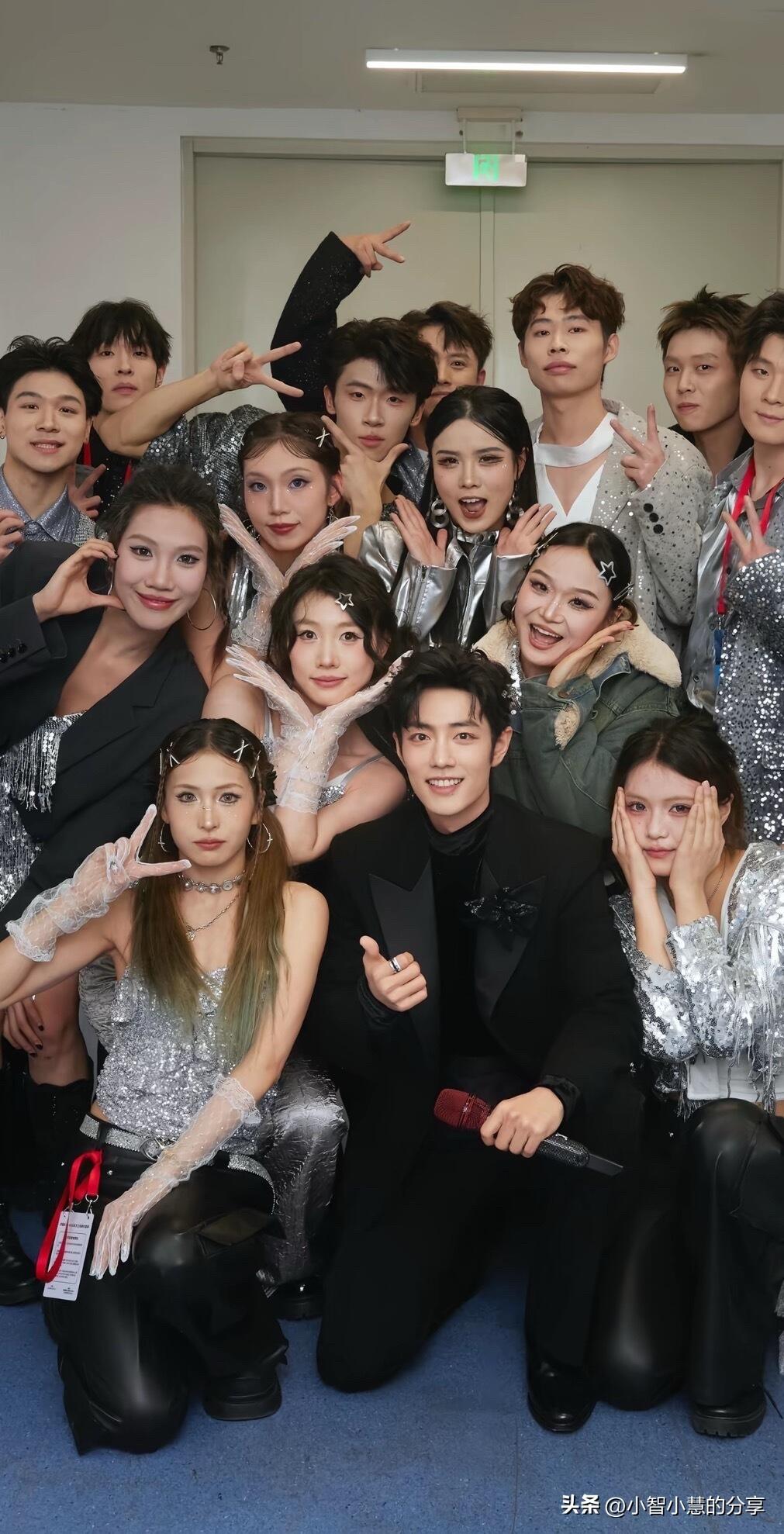 这么多演员里，淡妆的，浓妆的，怎么看都没有C位的他好看。我觉得他脸上最好看的其实