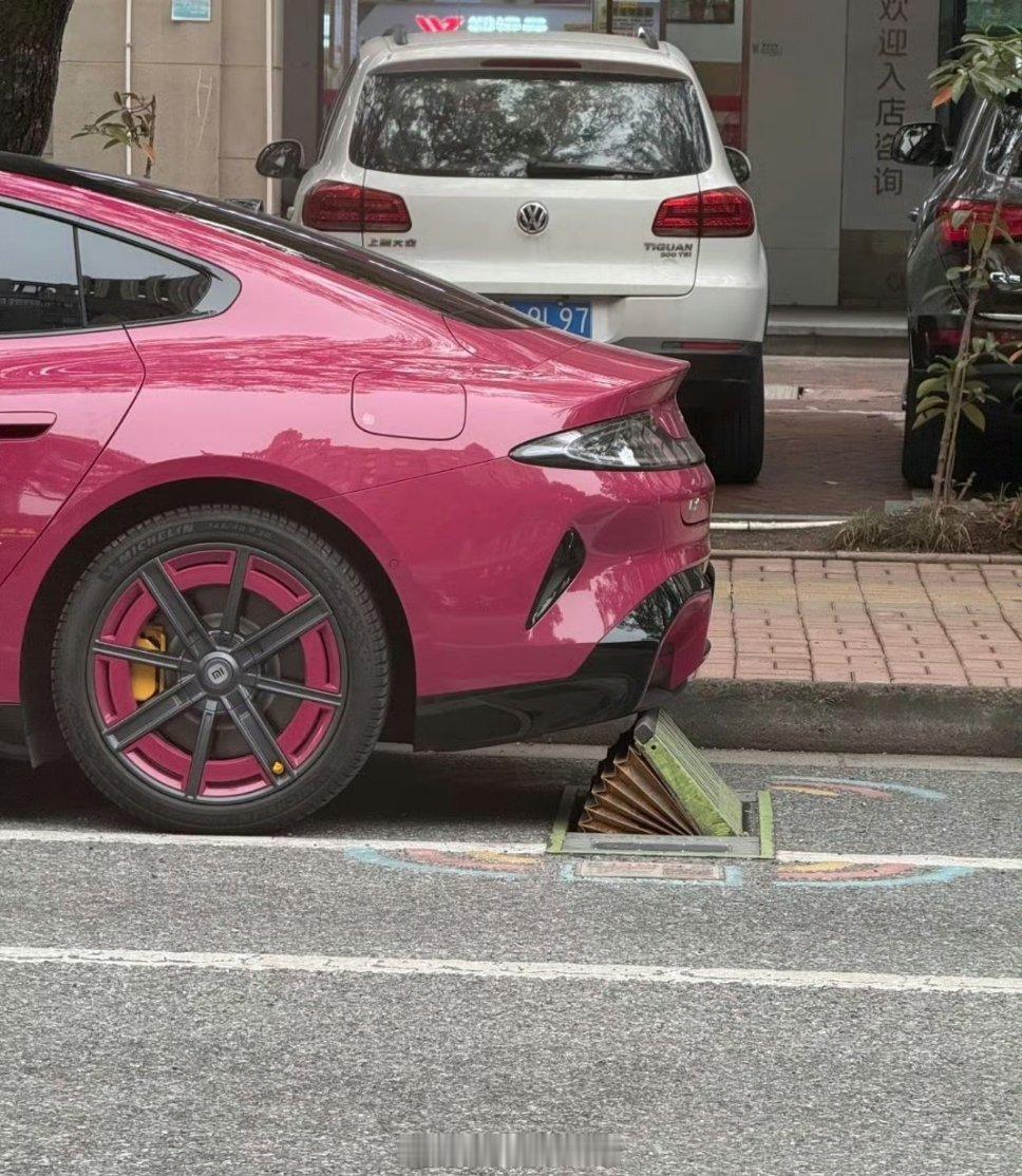 这个停车位设计，初衷是怕有人逃停车费，但是有点过于理想化了，图片里的车是“耍鸡贼