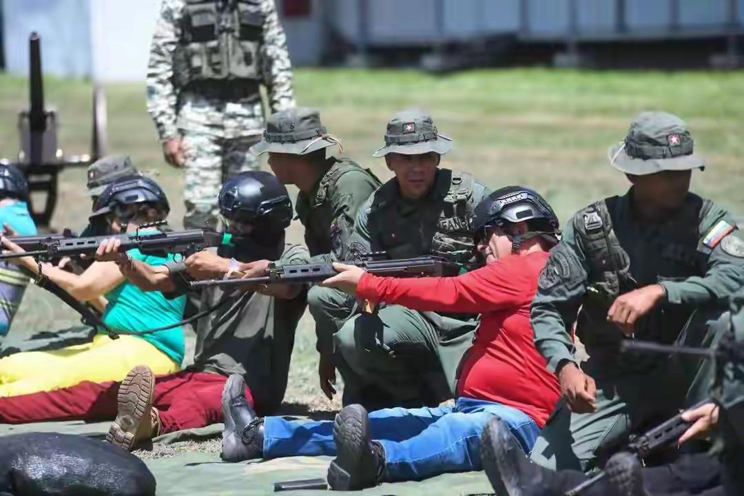 特朗普与委内瑞拉总统马杜罗通话，威胁其下台，否则考虑军事手段。美国以“缉毒”为由