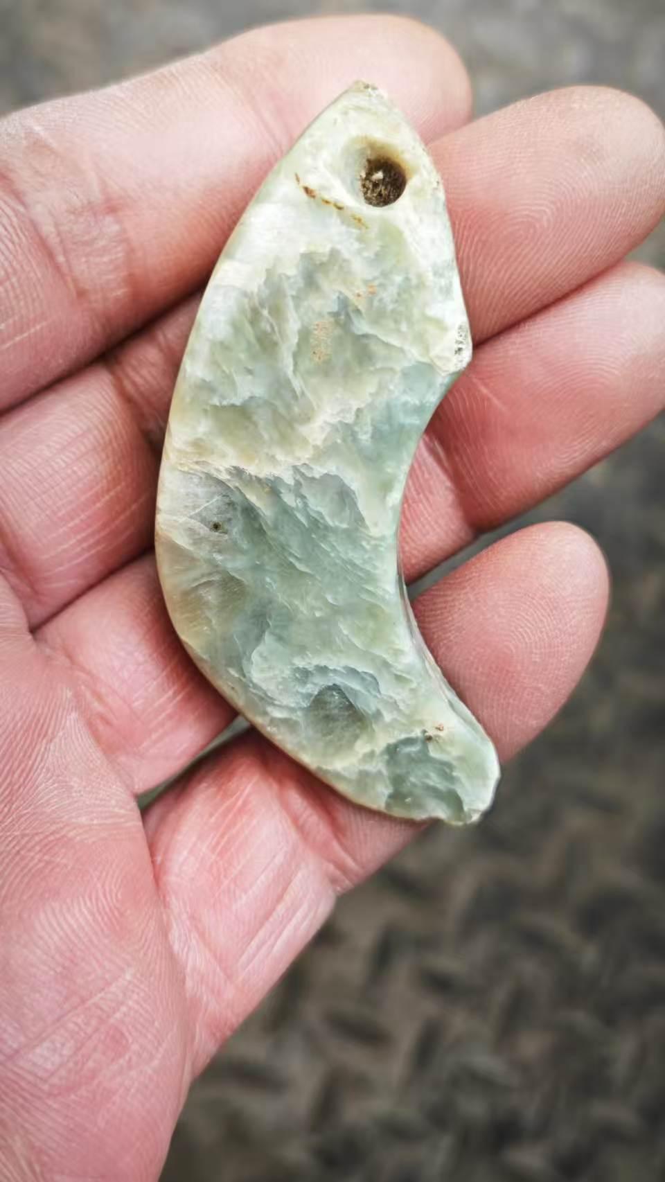 5000年前，神玉礼器

这件良渚文化玉璜残件，玉料为地方透闪石软玉，青绿底色，