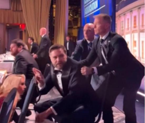 白宫晚宴突发枪击！万斯先于特朗普撤离现场，是职责所在还是错失良机？

就在当地时