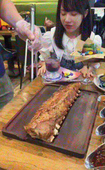 图一：就不能轻一点啊？看把人家旁边的小姐姐给吓得一愣一愣的。
图二：钓鱼人看见这