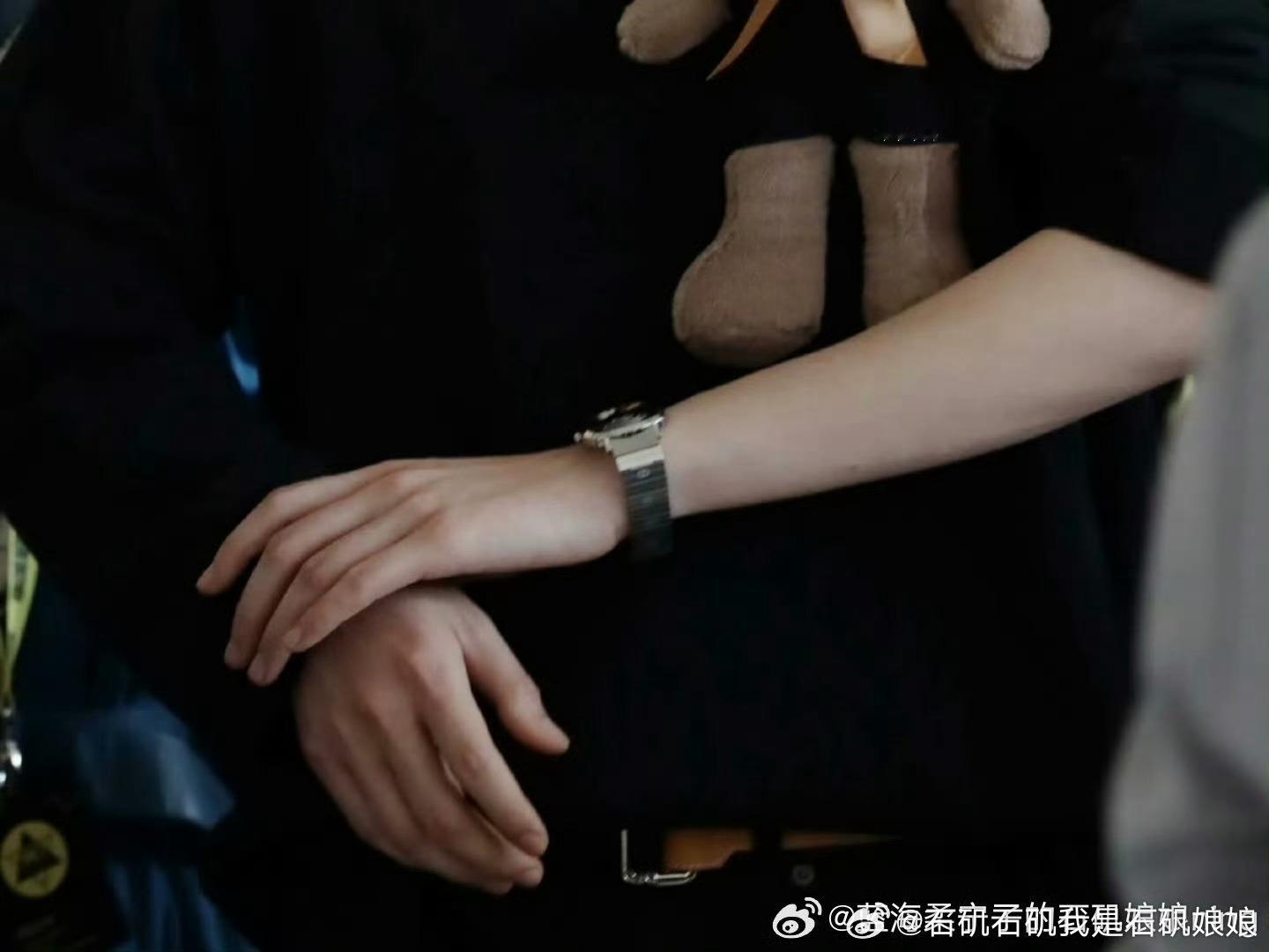 摩登兄弟[超话] 这个手怎么会这么好看[流鼻血][流鼻血][流鼻血]​​​