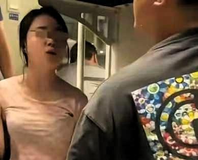 赵师傅买了下铺票，上车发现被一中年女子占了。他客气请她让开，对方头都不抬：“我上